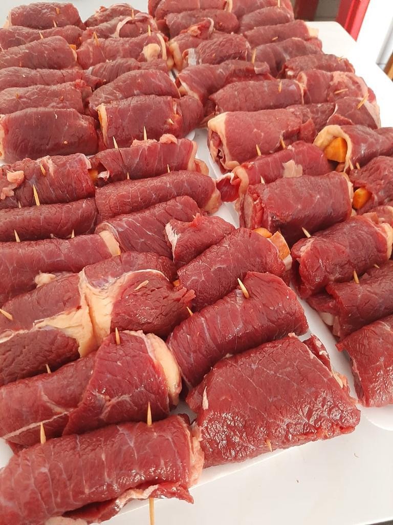 Bife a rolê, bacon, calabreza e cenoura